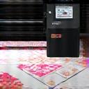 Dettaglio di un plotter che stampa un disegno botanico su un rotolo di carta.